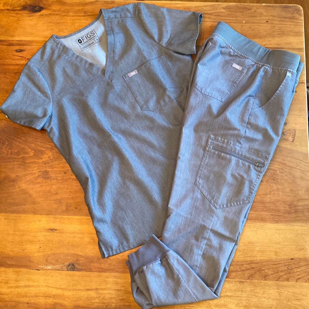 Scrub set